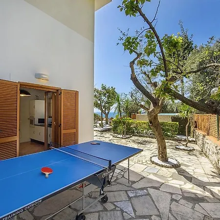 Sleeps 10 Pool Air Con Wifi Nerano