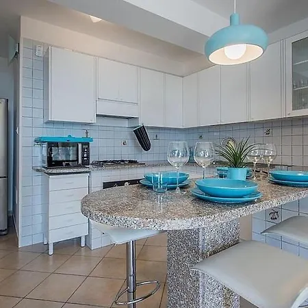 Sleeps 10 Pool Air Con Wifi Nerano
