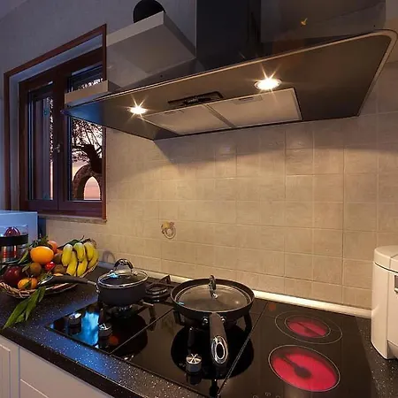 Sleeps 10 Pool Air Con Wifi Nerano